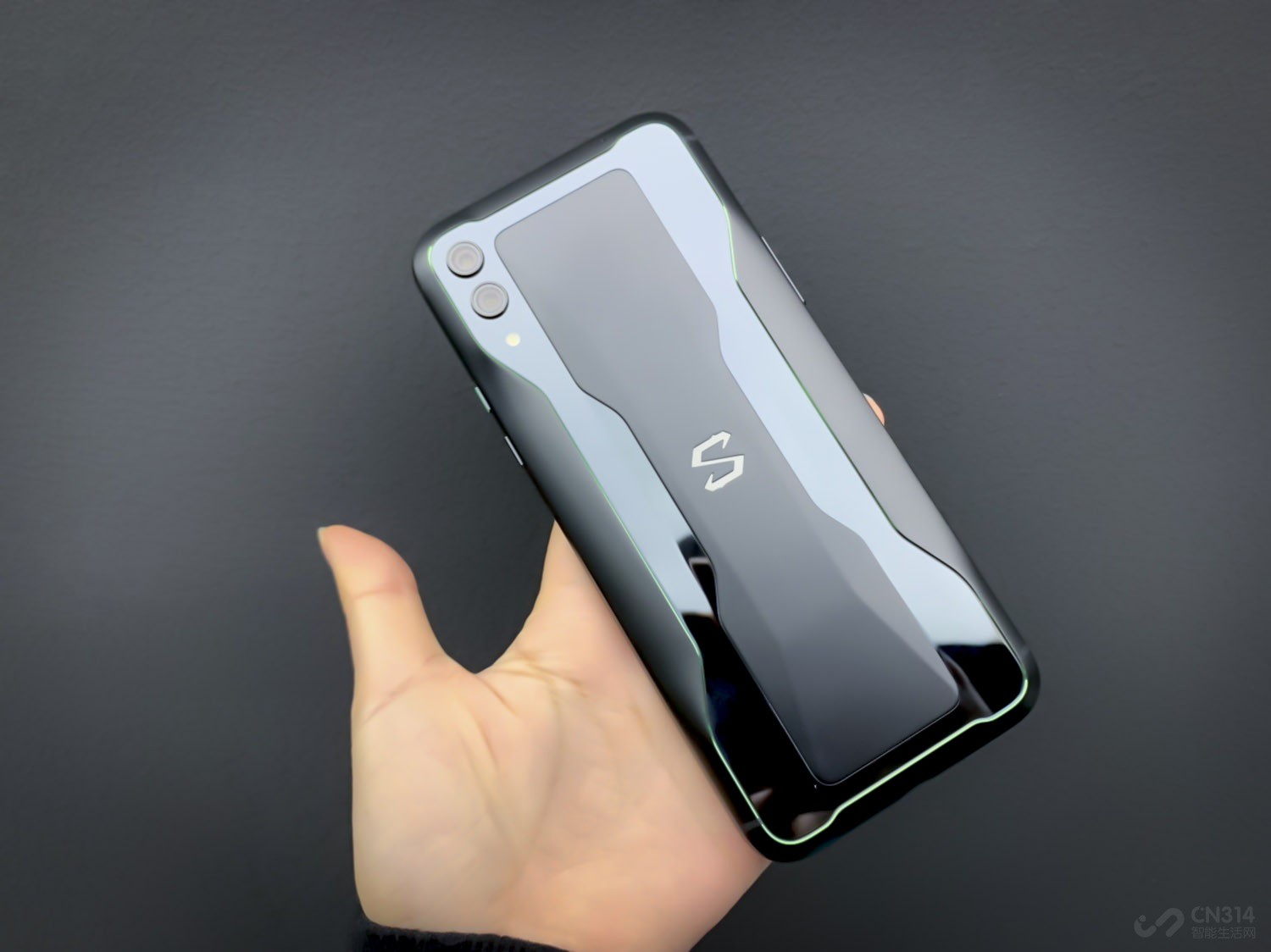 ������Ϸ�ֻ�2����������855����������Ŵ�����Ϊ1+3+4�����Լ��ܹ�����Ƶ���Ϊ2.84GHz��GPU��Adreno 640���ܹ�����ϷЧ��ȫ��������±��ָ�֡���ȶ����С������ڴ���6GB��8GB�Լ�12GB�����汾��ѡ��