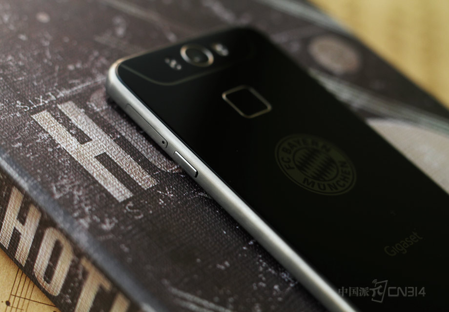 ���ۺ͵�Դ������ڻ����Ҳ࣬����ӭ�Ϲ��˵�ʹ��ϰ�ߡ�