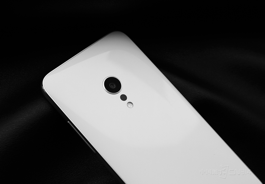 Smartisan M1ʹ����5.15Ӣ��1080p��JDI��Ļ����Ļɫ�ʱ��ֳ��ڣ��Աȶ�Ϊ1500��1��ɫ��ﵽ��95%NTSCɫ��֧���������Լ��������������û����������Լ������¶��ɿ��������Ļ���ݡ��������Ĵ������ɲ���ȷ������Ļ�ļ�̣���������