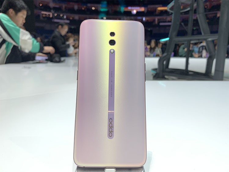 ������������ϣ�OPPO Renoӵ�кܸߵı�ʶ�ȡ���������ͷ��LOGO������Ԫ���������������ϣ�չ�ֳ�һ������������С�