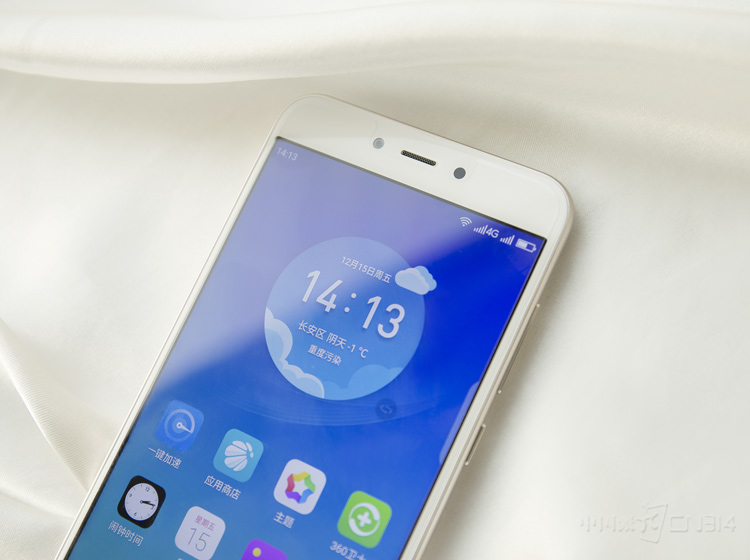 ��ǰ������ͷ��Ч����800���䱸f/2.2��Ȧ��֧���������ĵȹ��ܡ�