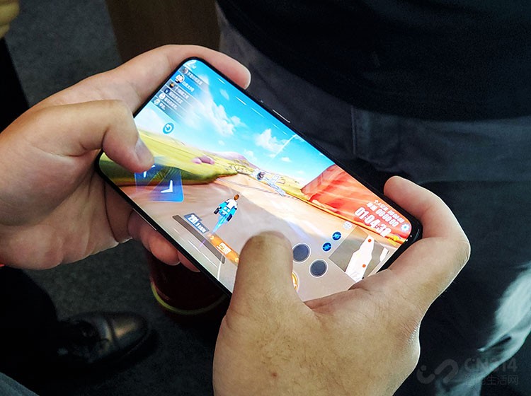 Ӳ�����÷��棬һ��7 Proͬ��������855+ȫϵUFS 3.0�ڴ���ϣ��ټ���ʮ��ɢ�Ƚṹ��Һ�似�� + Fnatic�羺ģʽ���Լ�Haptic�������δ��Խ��Խ��֧��90Hzˢ���ʵ���Ϸ�������û����ܸ��������Ϸ���顣