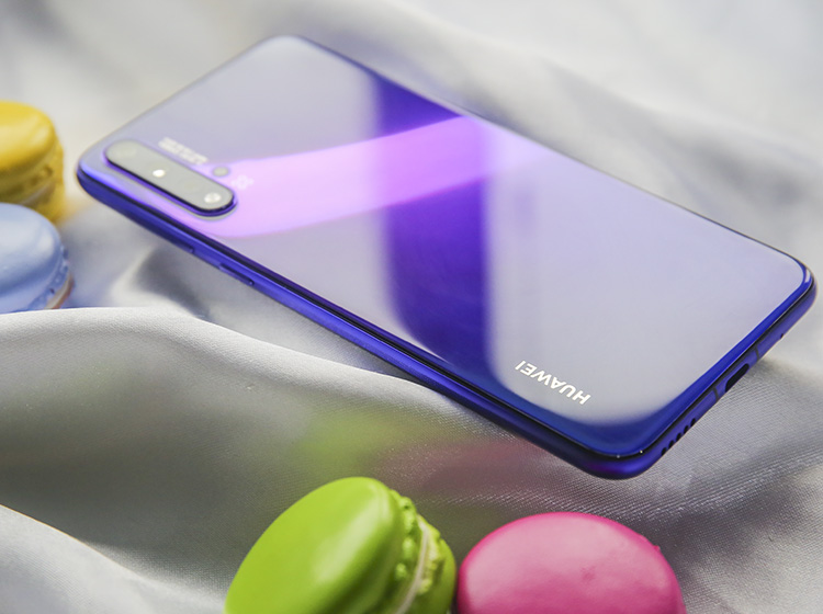 ��Ϊһ���������յ��ֻ�����Ϊnova5 Pro�˴��䱸�Ŀ�����ͷ���ֱ�Ϊ4800��������ؾ�ͷ+1600�򳬹�Ǿ�ͷ+200��΢�ྵͷ+200�����黯��ͷ��֧�ֳ���ҹ����������㡢4����΢�ࡢAI����ȹ��ܣ���ʳ�����������ġ�ҹ����������Ӧ�ԡ�