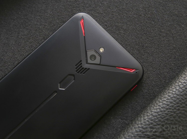 �ֻ���Ӱ����Ŭ���ǵĴ�ͳǿ�����ħ3��û����Ϊ������λ�ǵ羺�콢����Զ����Ӱʵ�����û����������µ�����IMX586�й�Ԫ����ӵ��4800�򳬸����أ���ͷ��Ҳӵ��f1.7�����Ȧ��80.32������ӽǣ����Ŭ��������Ϊ����NeoVision������塢���Խ��㷨��AI�ǻ۳�����������Ӱ�����ڵ�ǰ�ĵ羺�ֻ���Ӫ�е����̳���