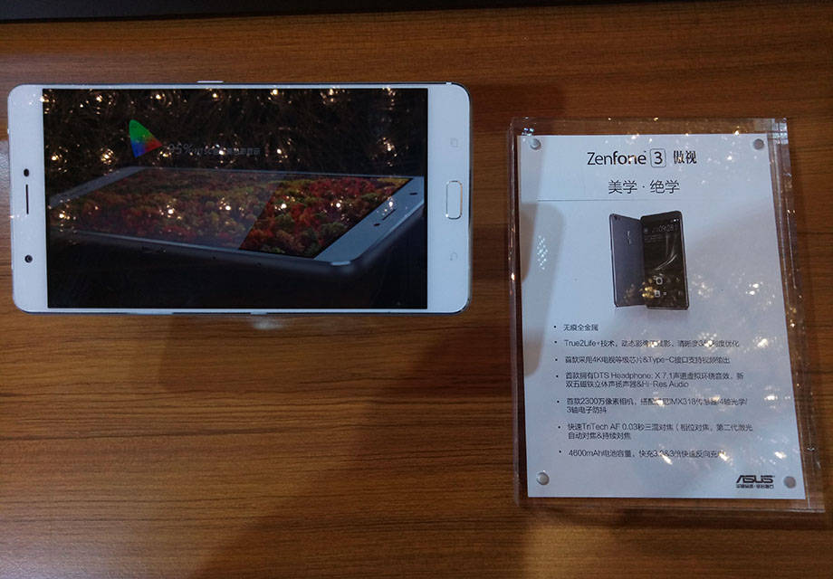 �����ڶ�������ļ��룬��˶ZenFone 3�������˸��ӻ�����Ӱ����֣�������������ͬ�������ۿۡ�����IMX318������+2300�����ظ�������ͷ������0.03�������Խ�ϵͳ��4��OIS��ѧ������3��EIS���ӷ�����ϣ����κγ����µ����㶼���پ�׼������ȫ��������PixelMaster3.0�������ֻ�������9200�����ؼ����߽�������Ƭ����΢ϸ�������ɼ���