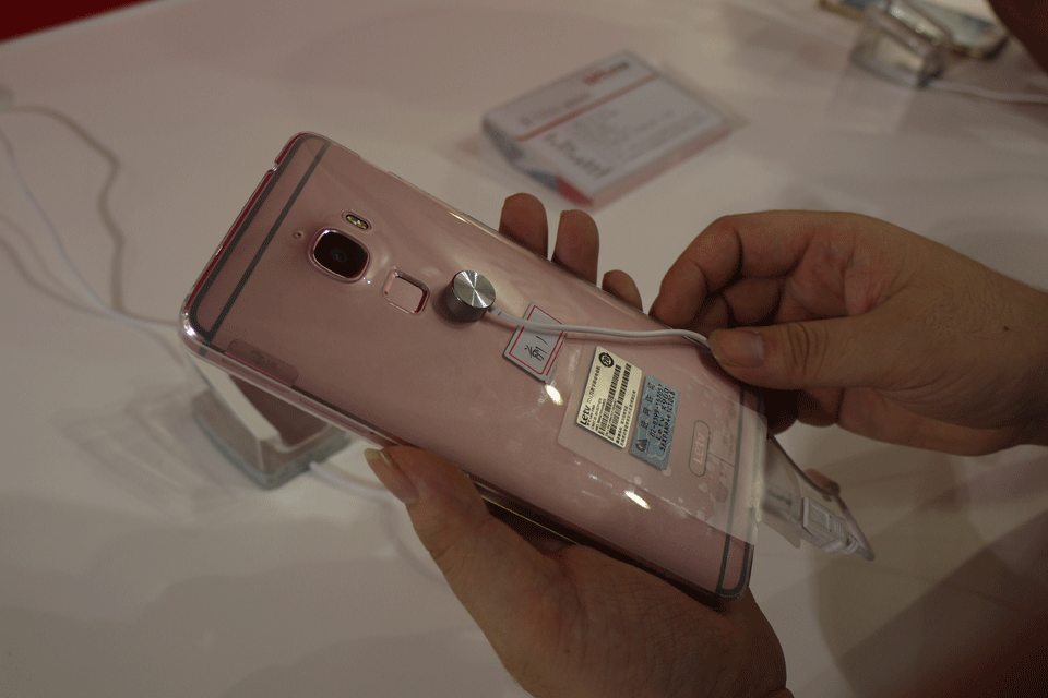 ���ӳ����ֻ�Max�ķ�ɫ�������������Ů�Բι��ߡ�