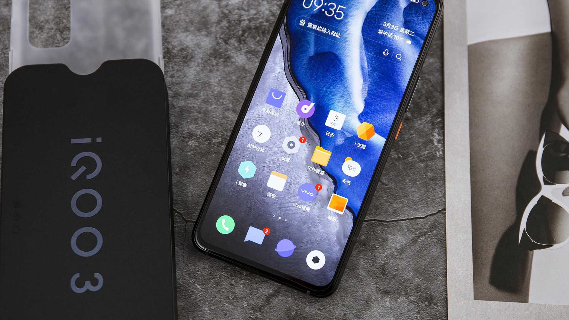 ��Ļ�ķֱ���Ϊ1080p��ӵ��100%DCI-P3ɫ�򸲸ǣ��Աȶ�Ϊ200��1����Ļ����Ϊ���������۲����ʶ���֤��׼��E3������ϣ����ϴ�����5%���к����⣬�ֲ���ֵ�����ܴﵽ1200nits��֧��180Hz�ĳ���������Ӧ�ʣ������Ը��ã�������Ϸ��ˢ΢�����������Ӧ�õĽ�������Ӧ���ʻ���졣