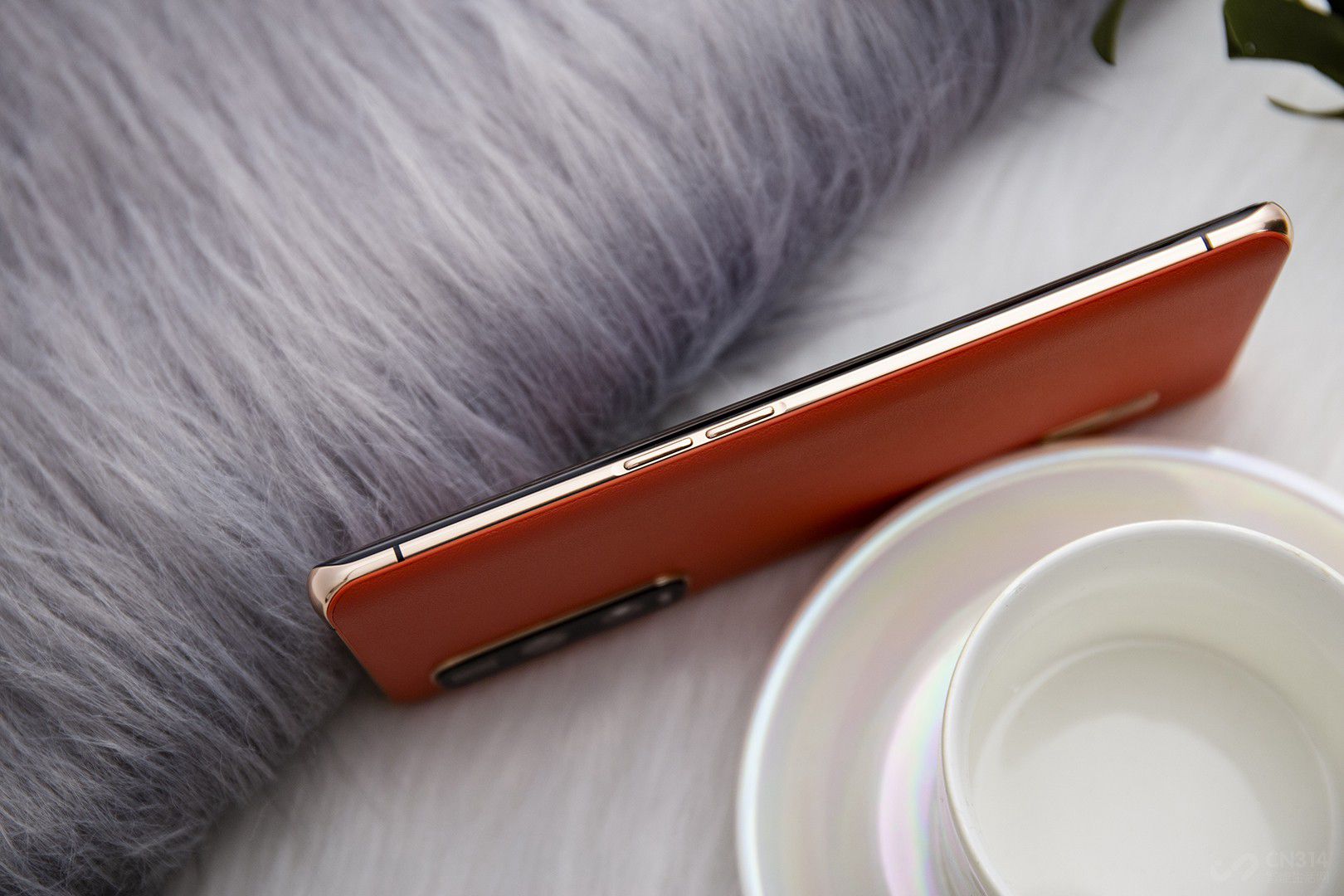 �������棬���Կ��������������ⲿ���������΢�İ��ۣ��ܹ���֤�û��ֻ����ָУ�����֮���������߲�����һ���ܹ����ֱ�ߣ���Ϊ���������Ĺ�ϵ���ӹ۸��Ͽ�������ƸУ��о�����һ��ֱ�����쵽�˻��������͵ײ���λ�ã�����Ļ����£��������������������Ҳ��֤�˶Գ�����