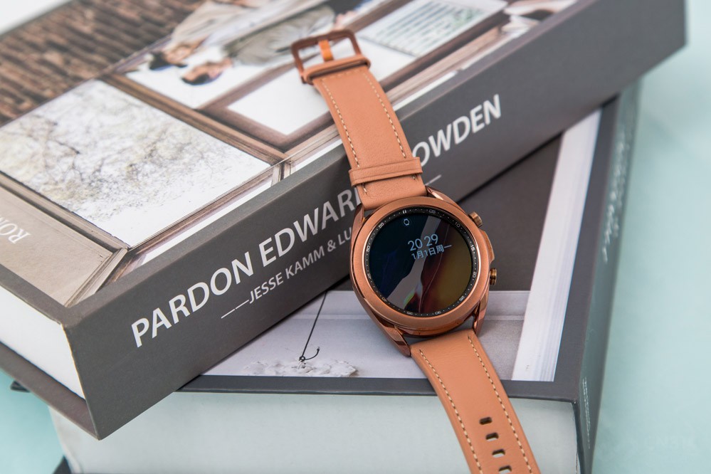 �������ʷ��棬����Galaxy Watch 3�����˲���ֻ�������Ȼ�ǽ������ʣ�����������48.2g�����������ʱ���ǳ����ɣ���������������кܴ�ĸ�����