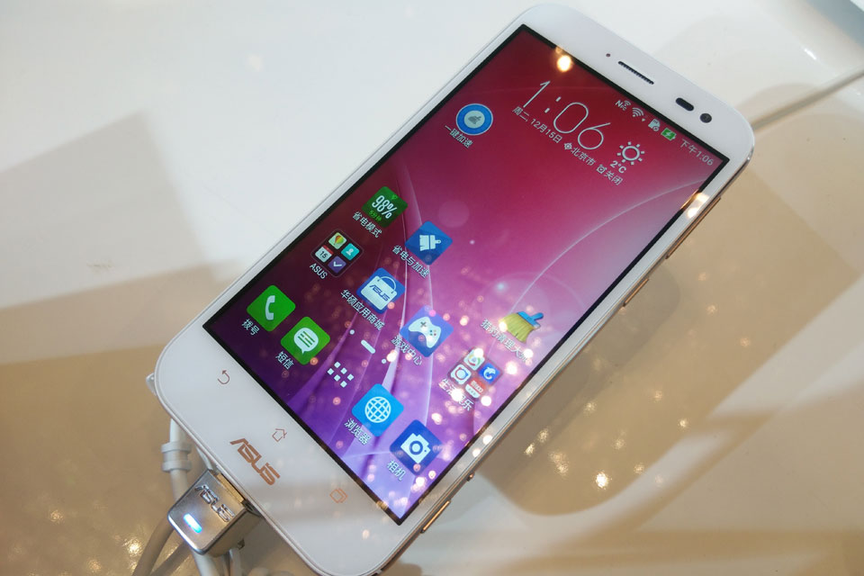 С���ϲ����ɫ���ͣ����Ա���Ϊ��Ҵ�����Ҳ�ǰ�ɫ��Ļ�˶ZenFone Zoom�����滹�ǻ�˶�ľ�����