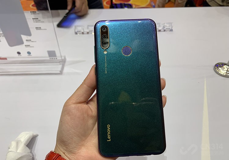 ����Z6 �ഺ��ϵͳ��֧��4D U-Touchһ���㶨���ֻ��ļ��Կ��������硢���������ȡ��ۼ۷��棬4GB+64G�ۼ�1099Ԫ��618�����ۣ���6GB+64G�ۼ�1399Ԫ��6GB+128G�ۼ�1699Ԫ���൱���Լ۱ȡ�