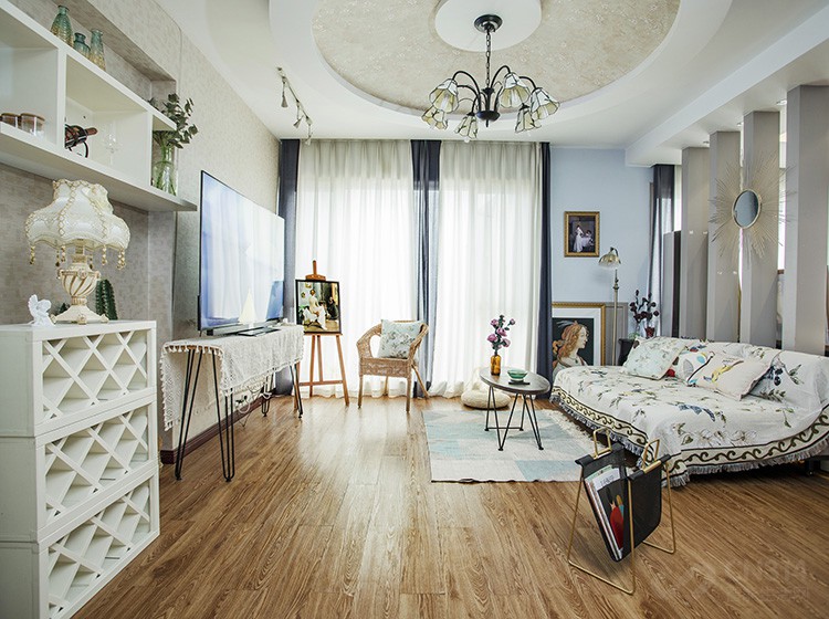 �����ڴ��ص��Ǻ���818оƬ����һЩ���������ϵ�֧����ǿ������MEMC��֡������HDR��SR�����㷨�ȵȡ�ʵ��Ч���ϣ���̬�����ɫ�ʡ������Աȡ�����ϸ�ڡ��˶��켣�ȶ��ֻ���ı������ϣ��Ա�ͬ��λ�Ĳ�Ʒ���нϴ��������