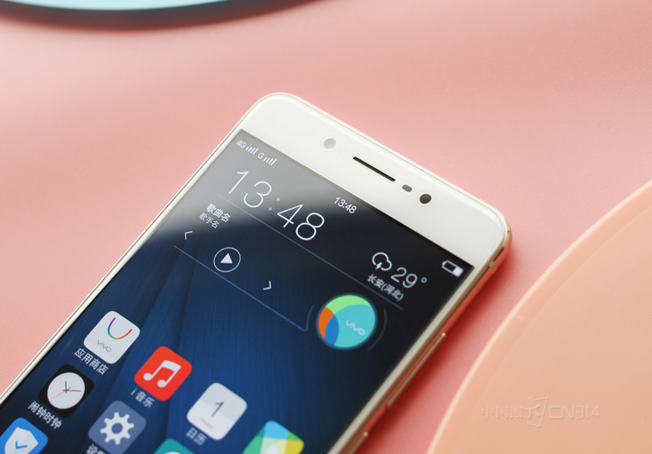 ������Ȼ��vivo X7ϵ�б�־�Ե�ǰ�����ƣ����ҳߴ�ǳ����ţ���ǰ��1600�����ص�����ͷ����Ȧ��