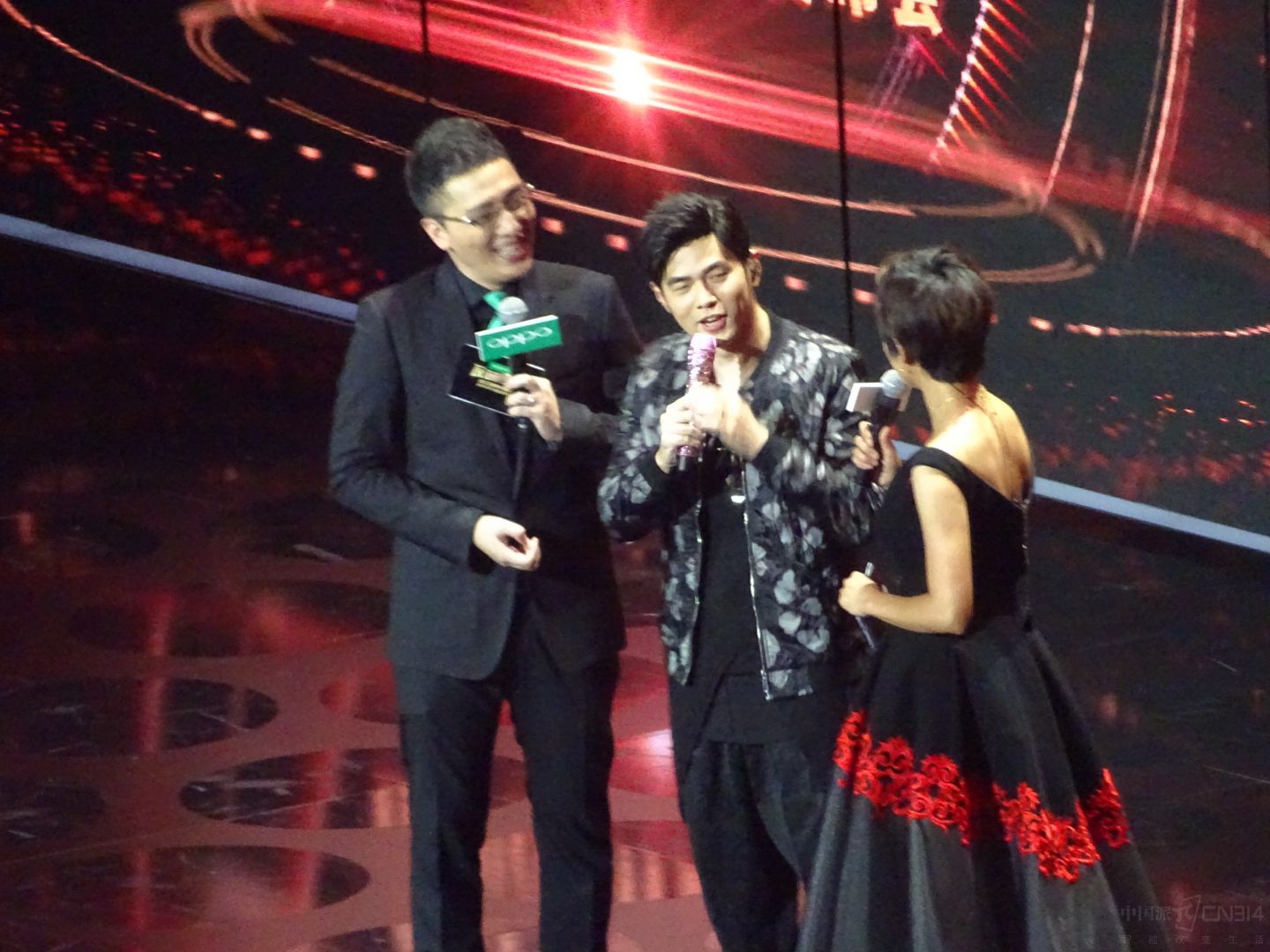 �ܶ�����TFBOYС��һ����ʽ������OPPO R11�ļ۸񡪡�2999Ԫ��õ��𡢽�ɫ����ɫ����������ɫ��3199Ԫ��