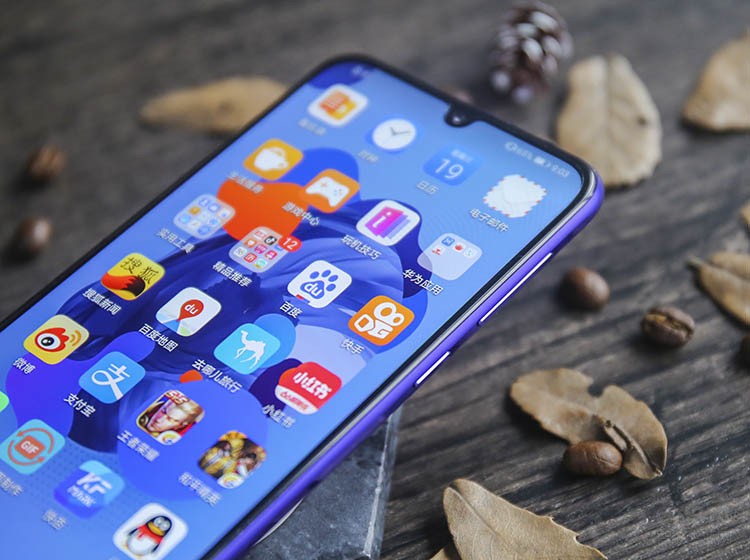 ��Ϊnova5 Pro����������980���������䱸���8GB+256GB�汾���ڴ���ϣ��������������µ�������GPU Turbo�������ܹ��Ժ����⹲��85����Ϸ�����Ż���ȫ�������ֻ�����Ϸ���֣�ͬʱ���ܽ��ʹ������Ĺ��ġ�