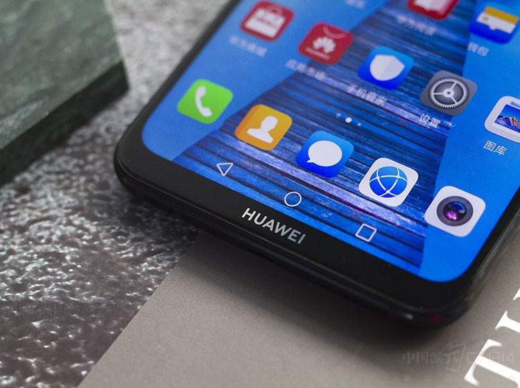 ���ڶ��ǧԪ���У���Ϊ����MAX���°�Ҳ���ǱȽϳ�ɫ���ˣ��ײ���ɫ�Ļ�ΪLOGOҲ���൱�����ۡ�