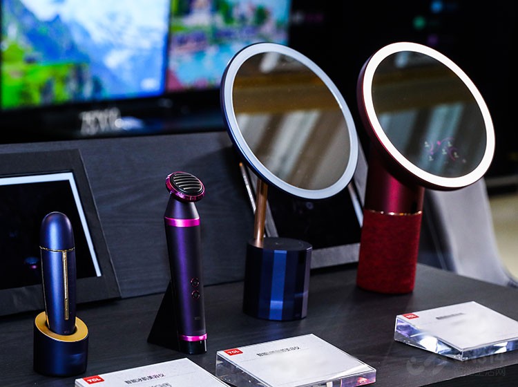 ����ʱ��3��12�գ����ڴ��¼ҵ���ҵTCL�ٿ�2019������Ʒ�����ᣬ��չʾ��һϵ����Ʒ����㷺��ע������˵����V����Ƶ�����ǡ�ħ��������ױ���͹Ⲩ˫��������ˢ�����ɵġ���Ů�����ס�������������Ů���������ܻ����������Ķ���