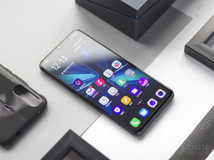 iQOOҲ�����˸��õ��Ӿ�Ч��������Ϊ6.41Ӣ���ˮ����������������Ͳ����������ƣ���ռ�ȴﵽ91.7%����Ļ������������Ϸ����ѱ���19.5:9���ܹ���ø������Ұ������������һ�����ص�LED�ƴ�������Ϸ�л���ݲ�ͬ�ı��ֻ����ܳ��ֳ���ͬ��Ч��ͬʱ����Ҳ�����������Ч��