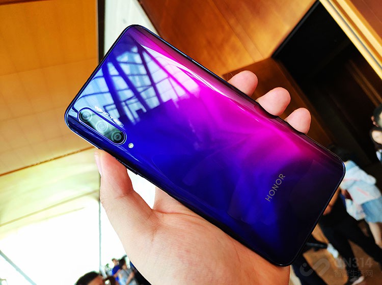 ���ͬʱ����ҫ9X PRO��ӵ��4800������������ϣ��ֱ���4800����������ͷ��800�����ع�Ǿ�ͷ��200��������о�ͷ������17mm����Ǿ�ͷ��ͬ��������Ƕ���������120�ȵĳ�����Ұ�����ó���Ǿ�ͷ���е�͸�Ӹи�����Ƭ�𺳵��Ӿ�������