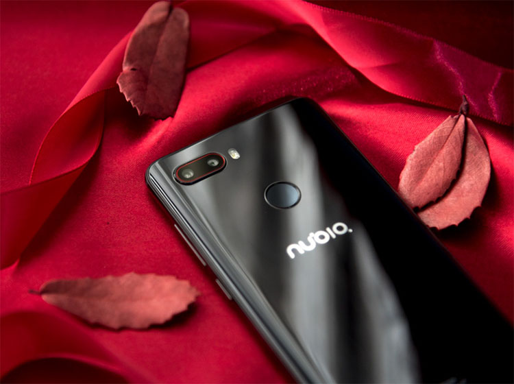 ����ڽ������ʣ���������ɫ�ʹ��ո��ӷḻ������Z18mini�ڲ����ڲ����õĶ��������ͶƲ㣬�����˸��ӳ�ɫ���Ӿ����顣