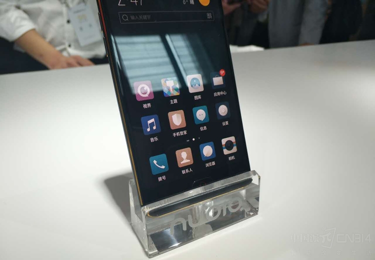 Ŭ����N2��7.9mm�ĳ���������ӵ��5000mAh����������أ���ѭNeoPower2.5ԭ�򣬳�������ʵ��һ�����䣬2.5Сʱ��ؿ��ٳ�����