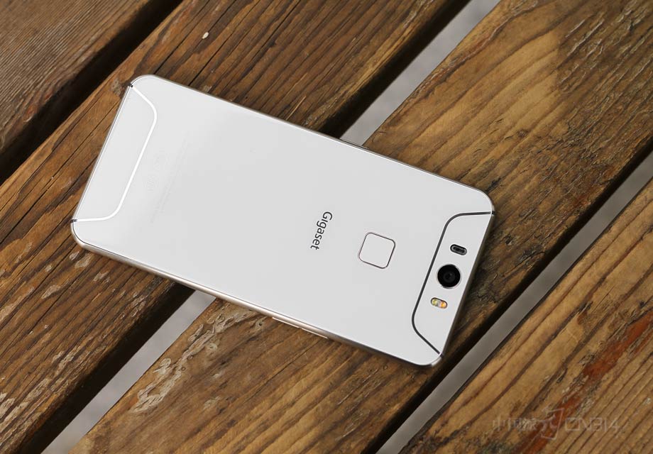 �������ֻ�������¶�����治ͬ��Gigaset ���MEpro���Լ��ĵ��ǲ��ֽ�������ȫ���׹⴦����������˿��û�л��ָС�