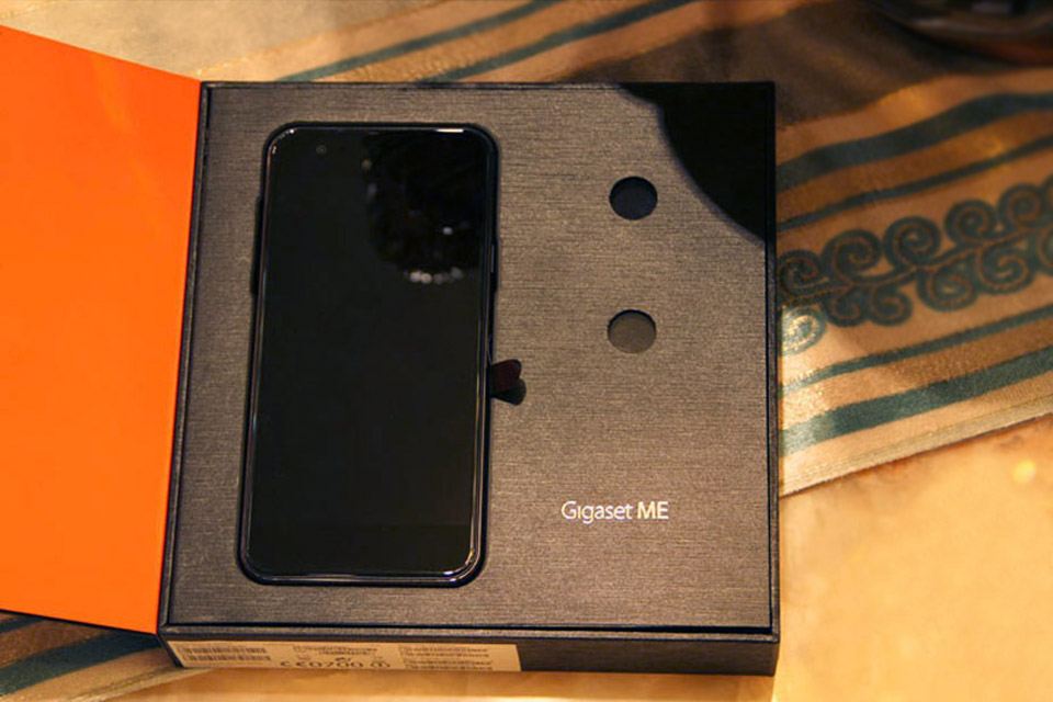 �򿪺и�֮��ӳ��������Ҳ���Ժ�ɫΪ��ɫ����Gigaset ME�����ں����С�