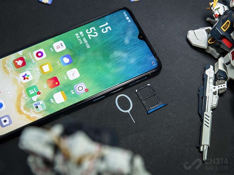 ��һ����Ļ����������Ҳ����˵���ģ����������1000���ص����ȣ���ǿ����Ҳ�����������Ļ�ϵ����ݣ�ͬʱ����ӵ��90Hz�ĵ羺��ˢ�����Լ�135Hz�Ĳ����ʣ���������Ϸ�����ճ�������������Ӹ��֡�