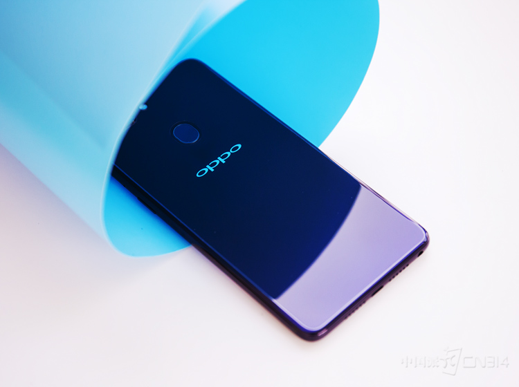 ��ȻR15�ӽ������ɵ����Ĳ�����������ƣ����ӹ����Ͽ��Կ���OPPO�������ַ��Ѿ����˸е�ʮ����졣