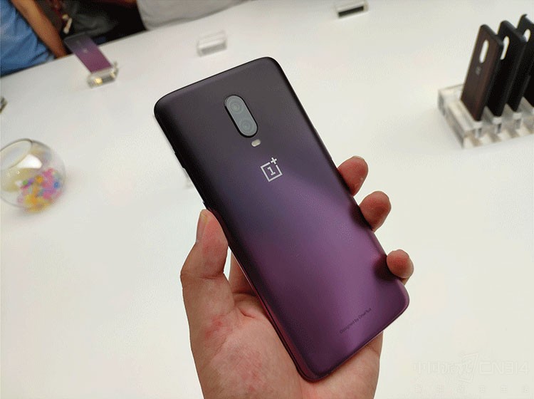 ֵ��һ����ǣ���ֵ�ߵ�ͬʱ�û����߱����ߵ�Ӳ���������845�����������8GB+256GB������Ӧ���ǵ����۷����ã��㹻�������и��ִ�����Ϸ��3700����ʱ����Ҳ�ܴ����㹻�־õ�����ʱ�䡣