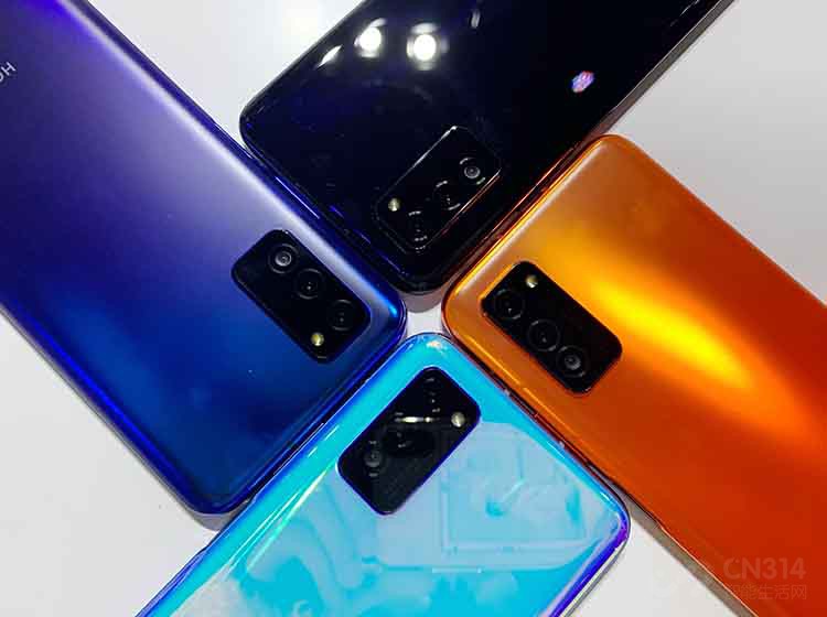 V30ϵ���ṩ�����ֻ�����ɫ���ֱ����Ⱥ����������֮�ȡ���ҹ�Ǻӡ������þ��������ֻ���������ɫ��������Ҳ�������˹������V30ϵ���������������ϲ�û��̫��Ĳ��죬�����Ϻ��ѷֱ���Ŀ��Ǳ�׼�棬�Ŀ���Pro�档