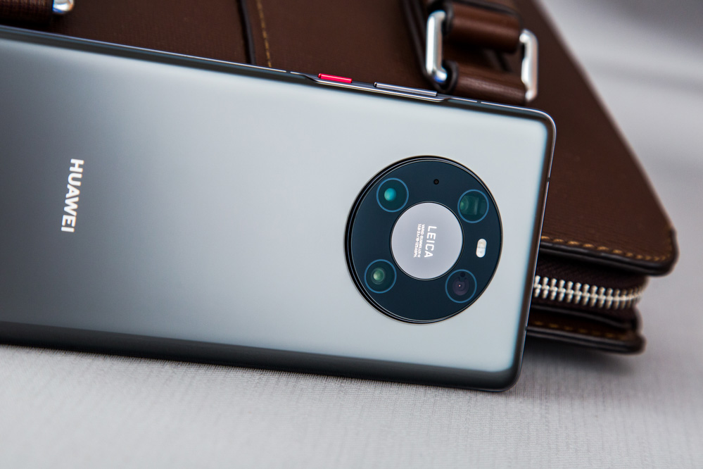 ���⣬��ΪMate40ϵ�е�ͬ��Բ����һ���ǳ����ŵĳ�ν�����ǻ���������ΪMateϵ�ж�δ������η̽�������⿨logo�����ǻ�֮�С�Ϊ�����ָи�����Ȼ��ģ��ͱ���֮�仹��һȦ�����㣬������ǲ�����ø��֡�