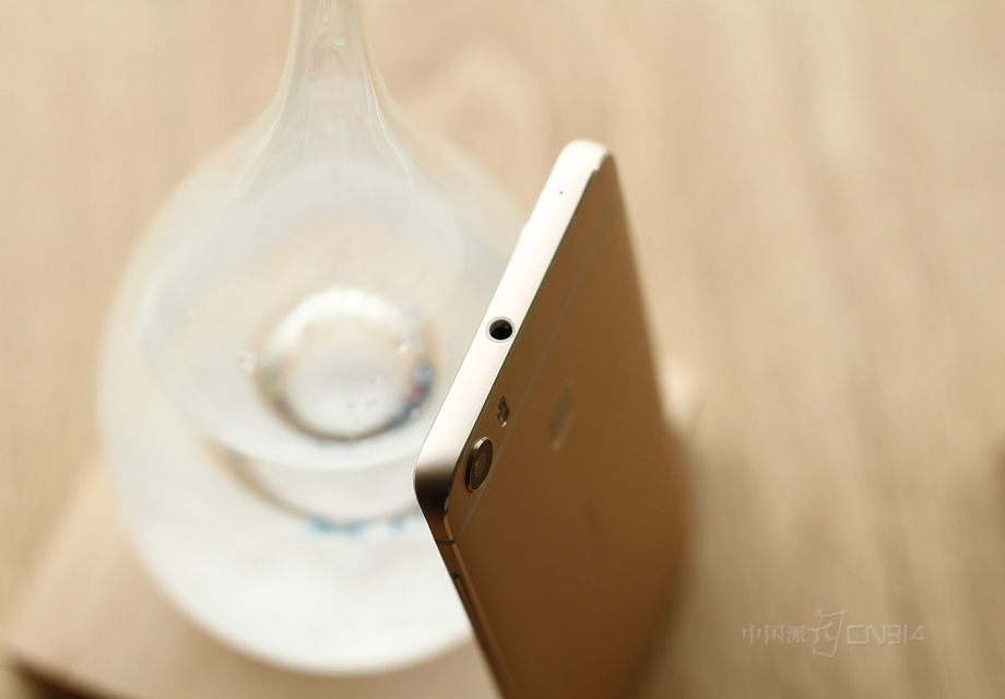 vivo Xplay5������������н���׺�3.5mm������ף�һ�廯���л��Ƿǳ������ġ�