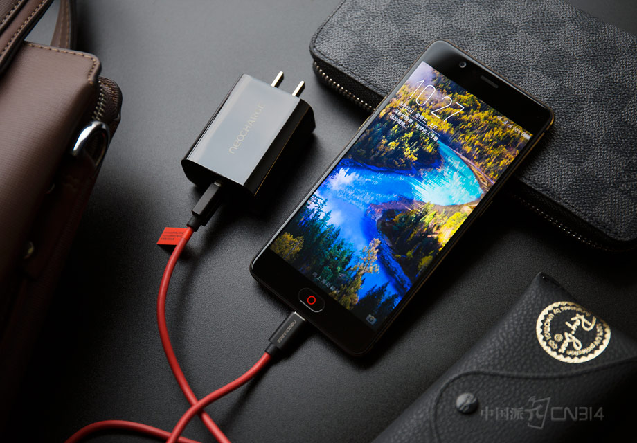 ���˴�ҳ�˵��˫��֮�⣬Ŭ����M2�����似��ͬ�����ʡ���������NeoCharge���䣬����˵�ǵ�������������������ļ���������ȷ���ڳ���ʱ�򽫻����¶ȿ����ڽϵ�ˮƽ����Ч����ȫ���û�����һ�߳��һ�߿���Ƶ����Ϸ��15���Ӿ��ܳ��35%�ĵ��������������һ���ӣ�ʹ��һ���족�Ŀںš�