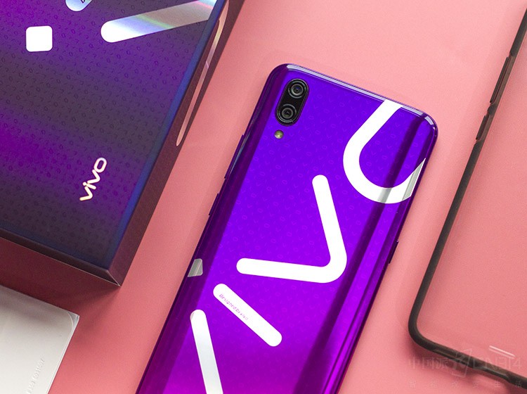 ���˽⣬vivoΪLOGO�����������ɫ�ͳ�ɫ������ɫ�������õ�������ɫ��LOGO PHONE����������Ĵ�LOGO���������ʸУ��൱��Ŀ��