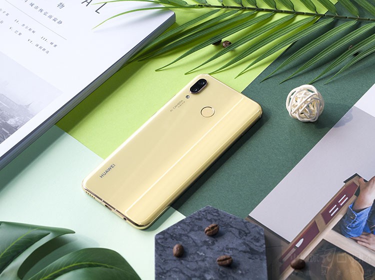 ������ֵ�����ġ�һֱ�ǻ�Ϊnovaϵ�е��������㣬7��18�շ����Ļ�Ϊnova 3Ҳ����ˡ���ʵĻ�����ɫ֮�У������˻�ӭ�ľ��Ǵ���������ǧ�������ҫ��ӣ�ݽ���ɫ��һ��������һ�¡�