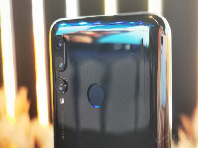 ��â8ǰ��3200��AI���ľ�ͷ������2400�򳬹��AI���㣬�ھ�ͷ�Ա߻����Կ�����AI Camera���ı�ʶ�������û�������֧��AIʵʱ�����Ż��͵��̡�