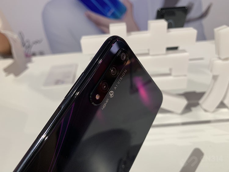 �����ܷ��棬��ҫ20s����������810��������7nm�Ƴ̣�3750mAh���أ�֧��20W��䡣��Magic UI�ǻ�ϵͳ֧�ַ��۱�������GPU Turbo3.0�ȹ��ܡ�