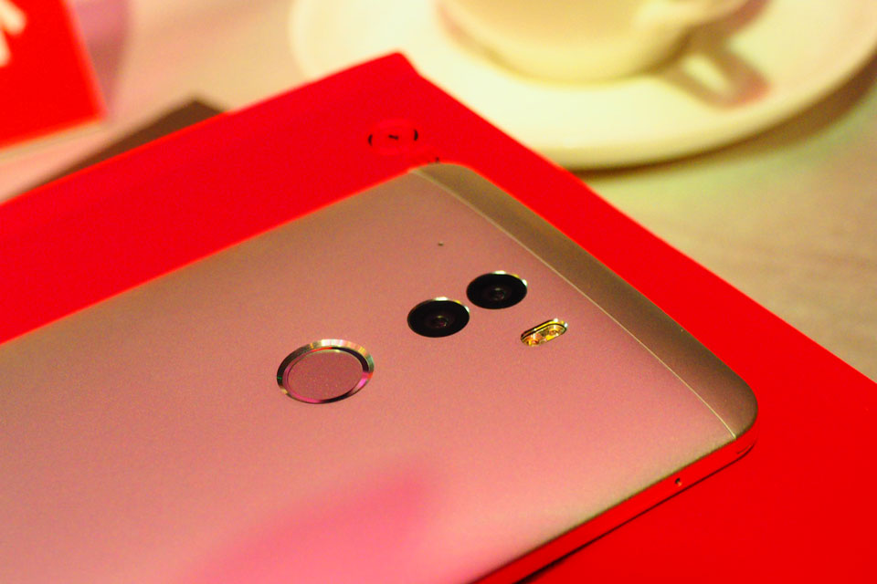 ͬ���ģ��콢�������ֻ�Ҳ�䱸��ָ��ʶ��ģ�飬�ܹ�֧�ֽ��������ա�֧���ȳ��ù��ܡ�