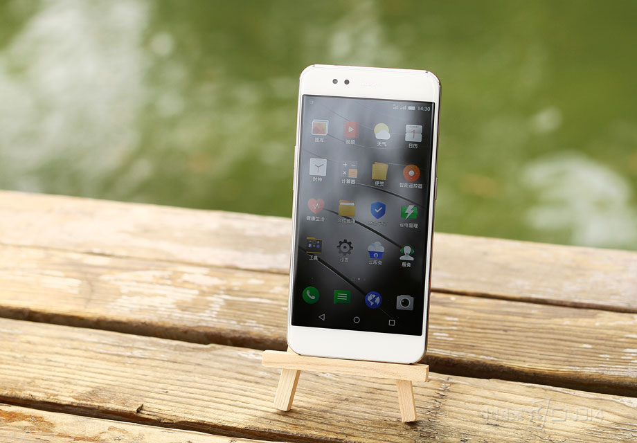 ��ɫGigaset ���MEpro���ҵĸо������ּ�Լ���Ͻ��ĵ¹���Ʒ��û��̫�໨�ڣ����ֲ���ʱ�У�2.5D����������Ҳ�ǳ��ɾ��Ϳ����Ǵ���ʽ����Ͳ��Ƴ�Ϊ�˲�С�����㡣