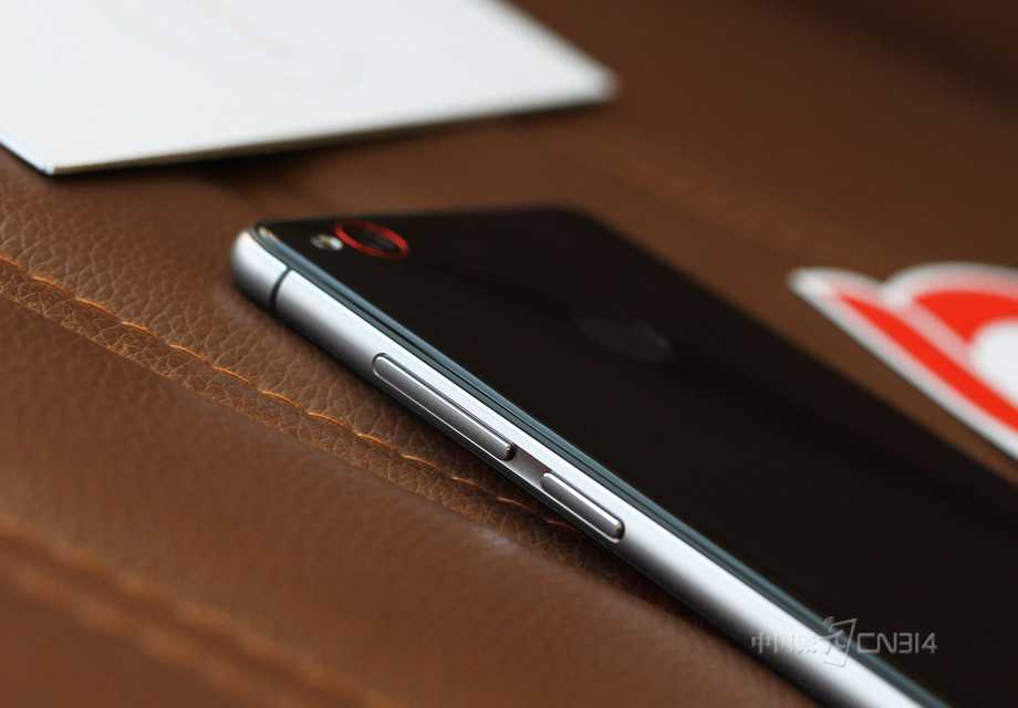 ���еİ���������ڻ����ұ߿��ϣ�����˫2.5D�������Բ��Ľ����п���ƣ���ȫ�����й��������ĸо���