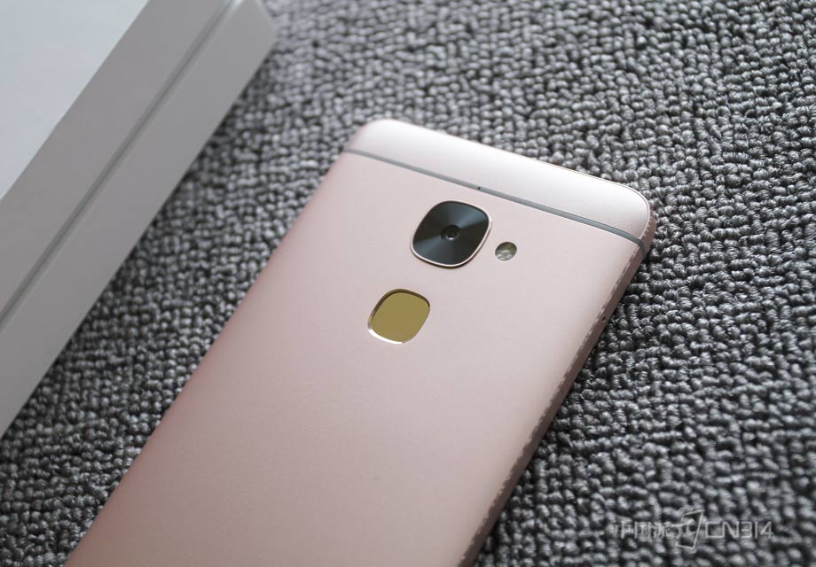 �����Ϸ���һ��ҫ�۵�����ͷ������Ȼ�䱸�˶��ص��־�ָ�ƣ�