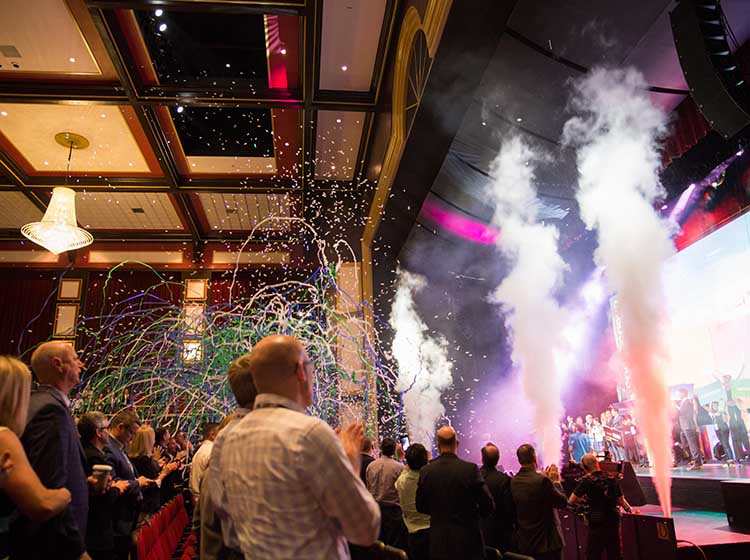 4��10�ա����뼯��2018��ʦ��ᡱ����������������Ļ����ǧ���⼮Ա�����뱾�δ�ᣬ��Ӣ�������ߺ���One Lenovo���������ˡ����뼯��2018��ʦ��ᡱ��Ļ��