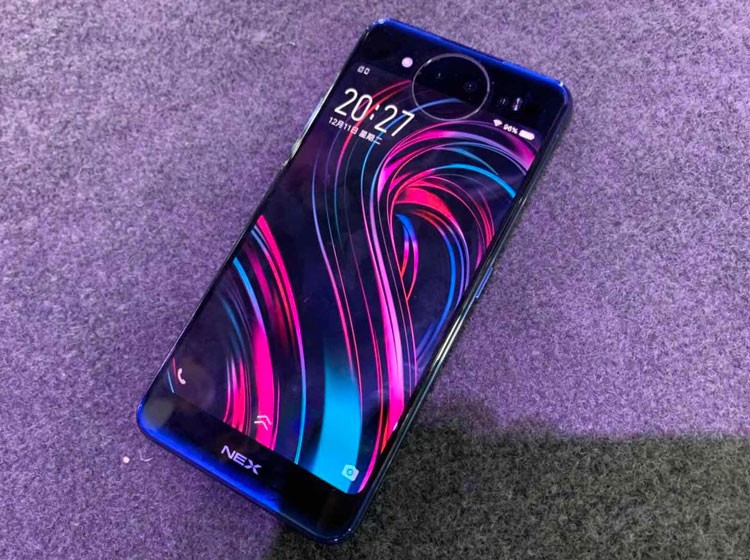 ����ֻ�������ɫ���ǲ���ǰ��˫����ƣ�ͬʱ֧��˫��������ǰ���������⿪����ͬAPP���棬�����Ҳ���ÿ��ڷ��������ʾ����̫С�ˡ�