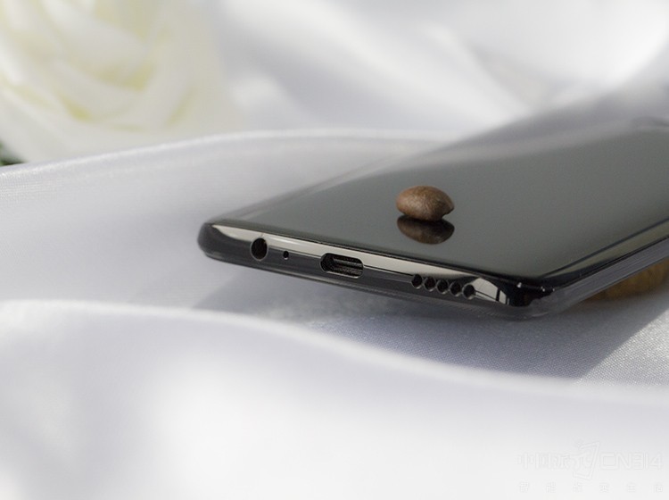 ���⣬һ��6���䱸��5V/4A��Dash���似��������һ��Сʱ�Ϳ���Ϊ�ֻ�����90%�ĵ��������ȵ͵�����Ҳ��һ��6����߳��Ϊ���ܡ���Ȼ˵����845����������ȫ����ʱ�򿰳ơ����ϻ�����������Dash����ļӳ֣���������Ҳ�����Ϊ���⡣