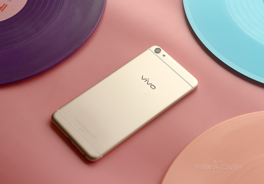 ��������vivo X7��ȫ��ͬ��ȫ����+����ʽ��ƣ���þ�Ͻ���ʾ���ɰ���մ������ָм��ѡ�