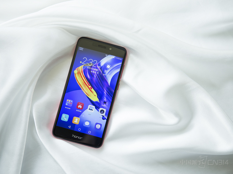 ��ҫV9 play������Ʒǳ���࣬��ɫǰ�������ɫ���壬�����ľ�����ɫ���˿������ǳ�������Ŀ��5.2Ӣ�粻��С����ĻҲ���ָ��������١�