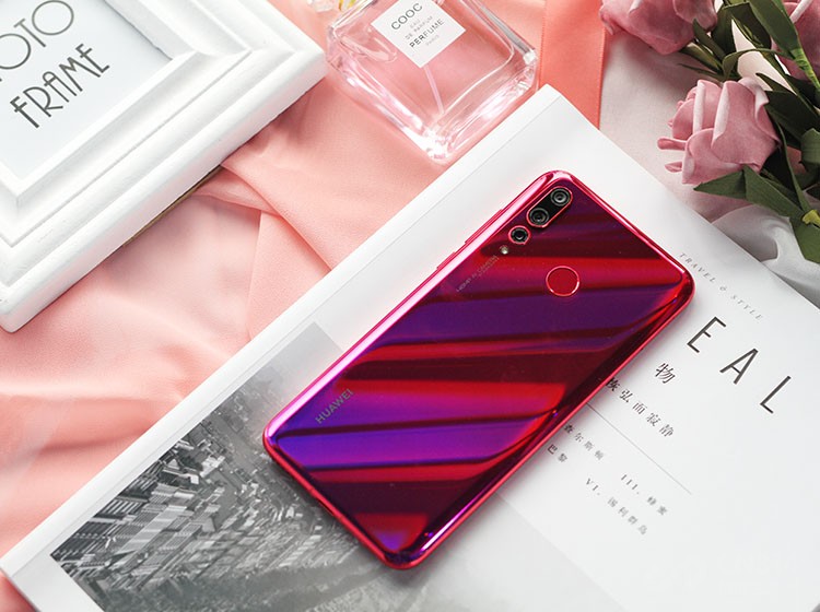 3750mAh�Ĵ��ظ���EMUI���ǻ۽ڵ��ȫ��������Ϊnova 4���������֣������û�һ��һ�䲻�����⡣