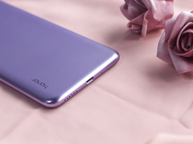 �ۼ��ϣ���ҫ����8C��4GB+32GB�汾Ϊ1099Ԫ��6GB+64GB�汾Ϊ1399Ԫ������ǧԪ���еĸ��Լ۱�����������