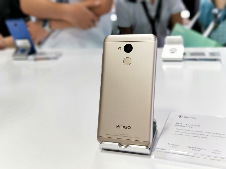 ���ø�ͨ����64λ�˺˴����������ϣ�vizza���䱸��ͬ���𺱼���4GB+32GB���ڴ���ϡ�